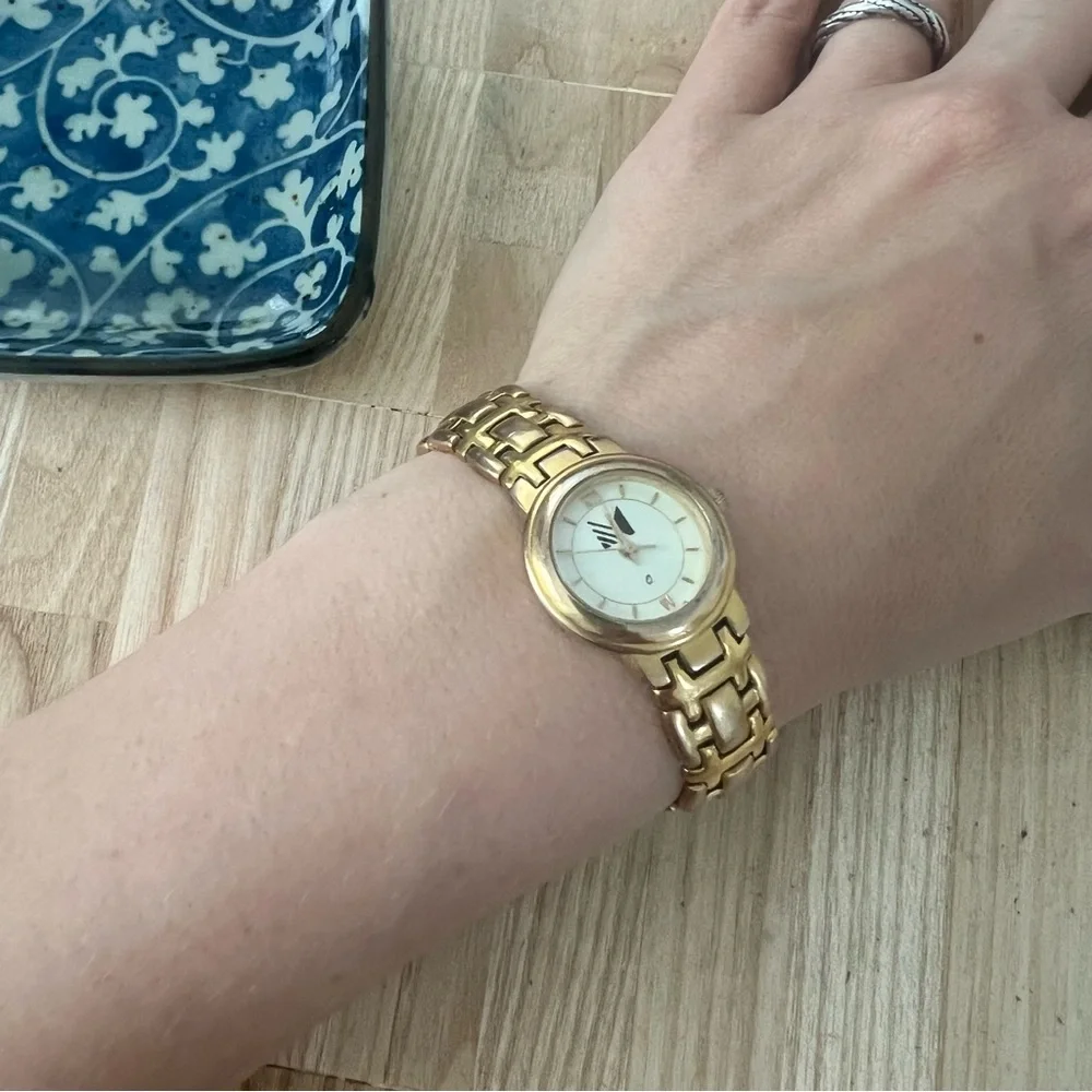 Vintage style Ladies gold tone dress watch NEW BATTERY